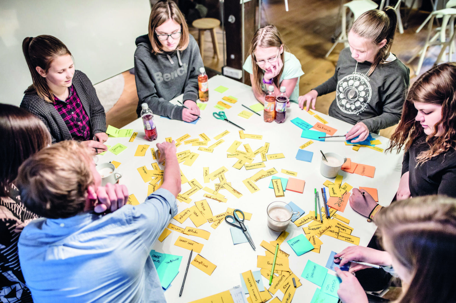 Ein Team von Schüler:innen in einem Design Thinking Workshop berät sich