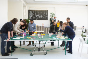 Teilnehmende beim Bauen eines Prototypen während eines Design Thinking Workshops mit INNOKI