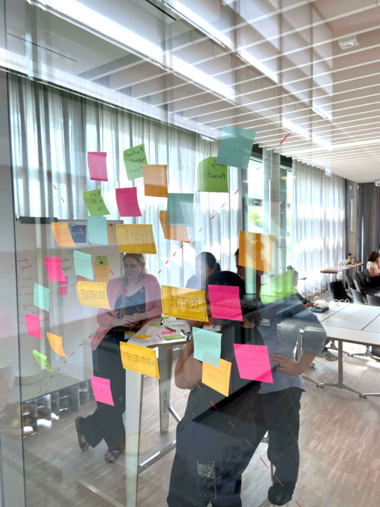 Ein Design Thinking Team brainstormt in der Ideenfindungs-phase
