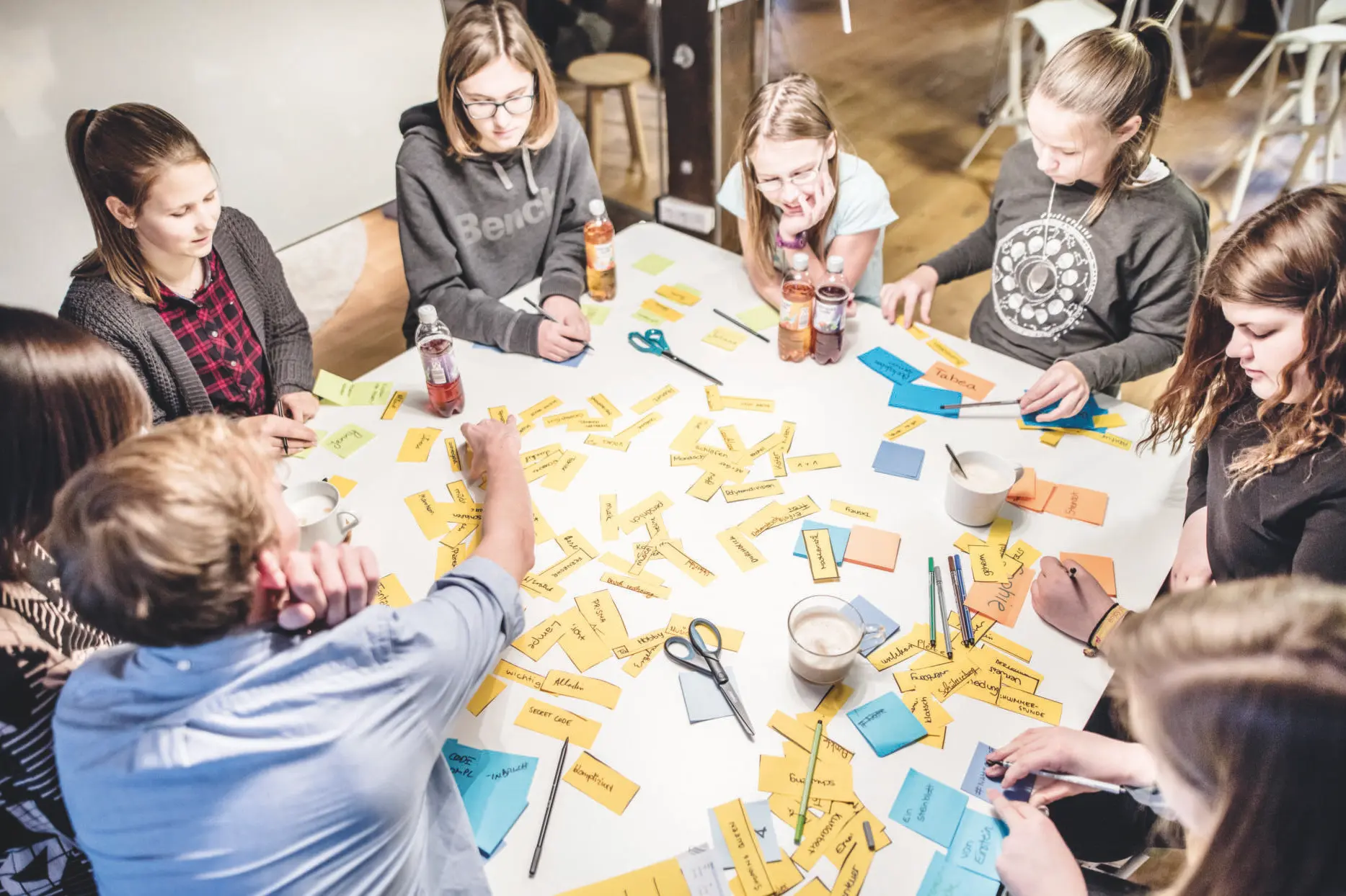 Teilnehmende eines Design Thinking Workshops für Schüler:innen