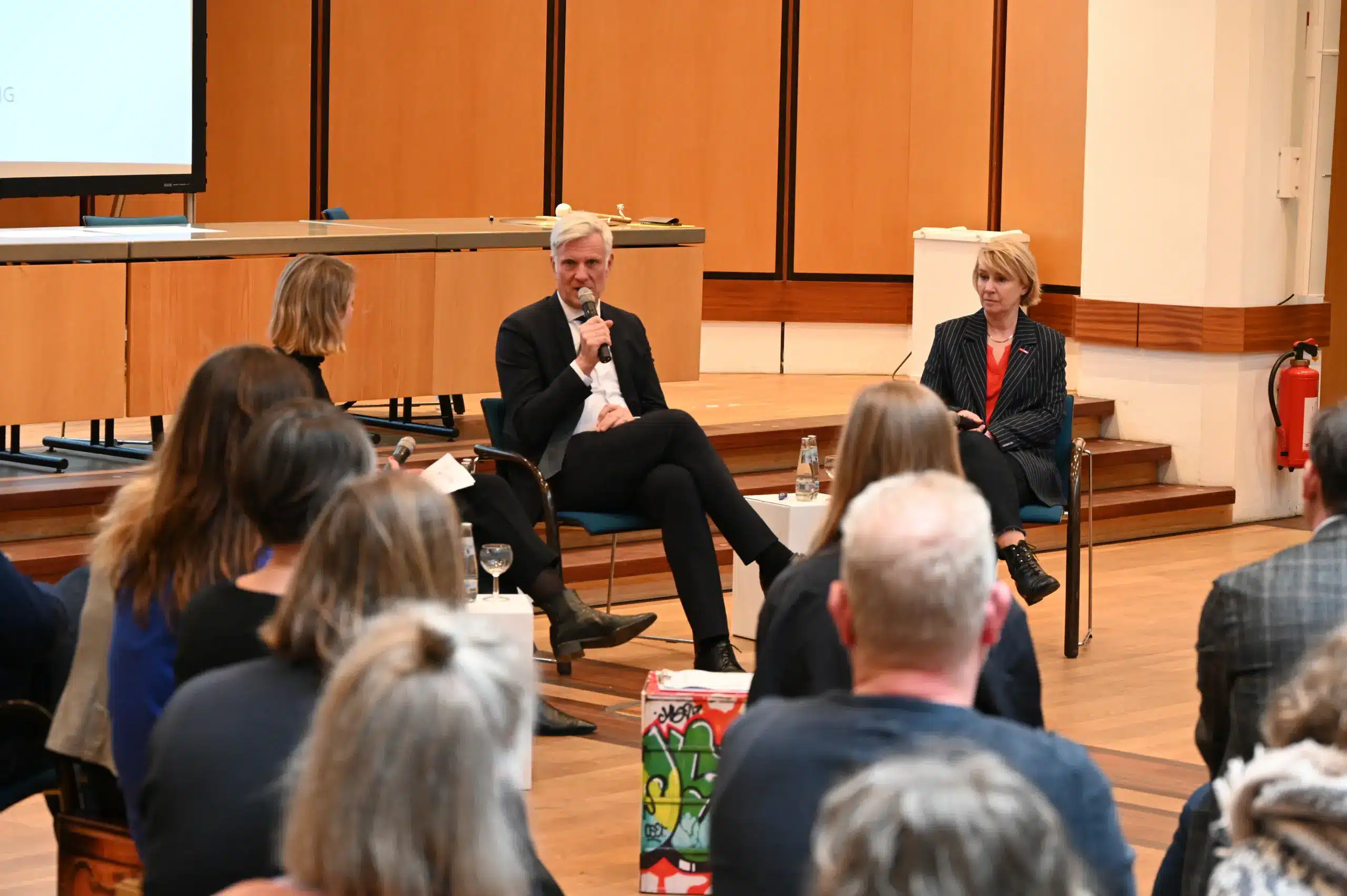 Podiumsdiskussion mit Trainerin Dr. Julia Rummel in Berlin während eines Workshops, konzipiert und moderiert von INNOKI
