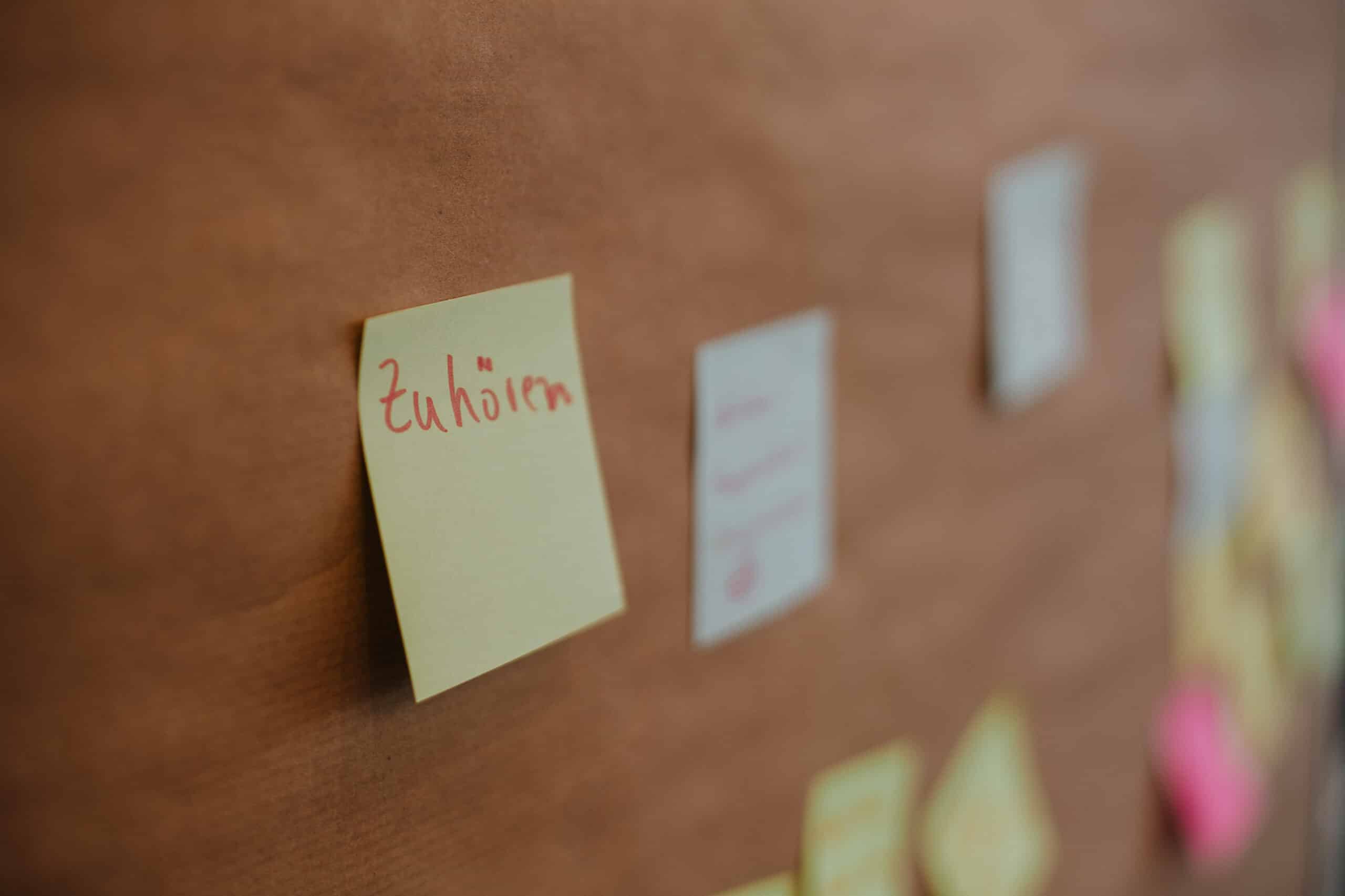 Workshopwand mit Post-its zu Konflikten im Teamworkshop